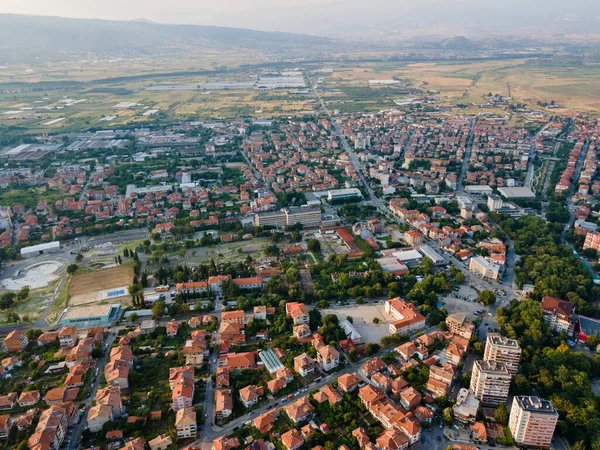 ブルガリア ブラゴエヴグラード地方ペトリッヒの町の空中ビュー — ストック写真