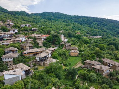 Bulgaristan 'ın Blagoevgrad Bölgesi, Otantik 19. yüzyıl evleriyle Kovaçevitsa Köyü' nün havadan görünüşü