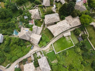 Bulgaristan 'ın Blagoevgrad Bölgesi, Otantik 19. yüzyıl evleriyle Kovaçevitsa Köyü' nün havadan görünüşü