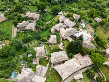 Bulgaristan 'ın Blagoevgrad Bölgesi, Otantik 19. yüzyıl evleriyle Kovaçevitsa Köyü' nün havadan görünüşü