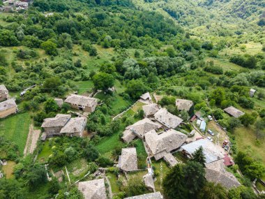 Bulgaristan 'ın Blagoevgrad Bölgesi, Otantik 19. yüzyıl evleriyle Kovaçevitsa Köyü' nün havadan görünüşü