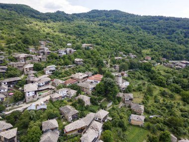 Bulgaristan 'ın Blagoevgrad Bölgesi, Otantik 19. yüzyıl evleriyle Kovaçevitsa Köyü' nün havadan görünüşü