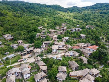 Bulgaristan 'ın Blagoevgrad Bölgesi, Otantik 19. yüzyıl evleriyle Kovaçevitsa Köyü' nün havadan görünüşü