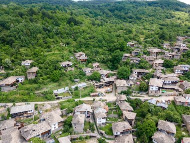 Bulgaristan 'ın Blagoevgrad Bölgesi, Otantik 19. yüzyıl evleriyle Kovaçevitsa Köyü' nün havadan görünüşü