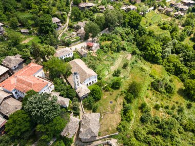 Bulgaristan 'ın Blagoevgrad Bölgesi, Otantik 19. yüzyıl evleriyle Kovaçevitsa Köyü' nün havadan görünüşü