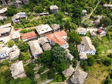 Bulgaristan 'ın Blagoevgrad Bölgesi, Otantik 19. yüzyıl evleriyle Kovaçevitsa Köyü' nün havadan görünüşü