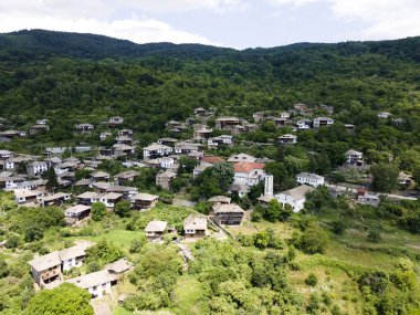 Bulgaristan 'ın Blagoevgrad Bölgesi, Otantik 19. yüzyıl evleriyle Kovaçevitsa Köyü' nün havadan görünüşü