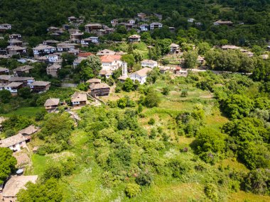Bulgaristan 'ın Blagoevgrad Bölgesi, Otantik 19. yüzyıl evleriyle Kovaçevitsa Köyü' nün havadan görünüşü