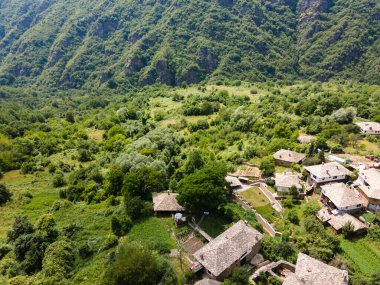 Bulgaristan 'ın Blagoevgrad Bölgesi, Otantik 19. yüzyıl evleriyle Kovaçevitsa Köyü' nün havadan görünüşü