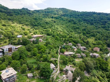 Bulgaristan 'ın Blagoevgrad Bölgesi, Otantik 19. yüzyıl evleriyle Kovaçevitsa Köyü' nün havadan görünüşü