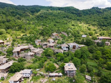 Bulgaristan 'ın Blagoevgrad Bölgesi, Otantik 19. yüzyıl evleriyle Kovaçevitsa Köyü' nün havadan görünüşü