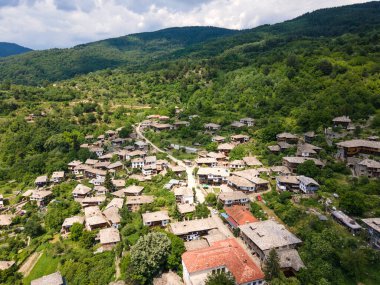 Bulgaristan 'ın Blagoevgrad Bölgesi, Otantik 19. yüzyıl evleriyle Kovaçevitsa Köyü' nün havadan görünüşü