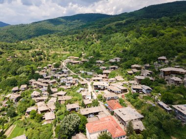 Bulgaristan 'ın Blagoevgrad Bölgesi, Otantik 19. yüzyıl evleriyle Kovaçevitsa Köyü' nün havadan görünüşü