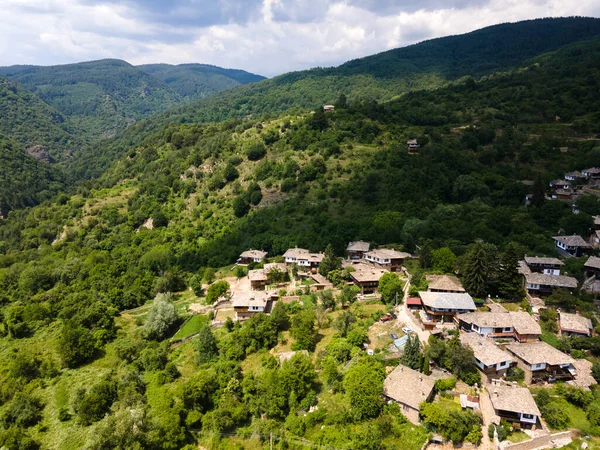 保加利亚Blagoevgrad地区Kovachevitsa村的空中景观 — 图库照片