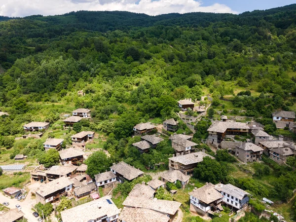 Letecký Pohled Vesnici Kovachevitsa Autentickými Domy Devatenáctého Století Blagoevgrad Region — Stock fotografie