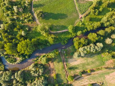 Bulgaristan 'ın Petrich Vadisi' nden geçen Strumeshnitsa nehrinin hava manzarası
