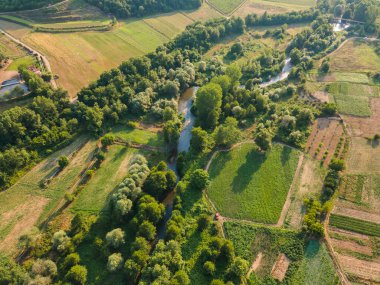 Bulgaristan 'ın Petrich Vadisi' nden geçen Strumeshnitsa nehrinin hava manzarası