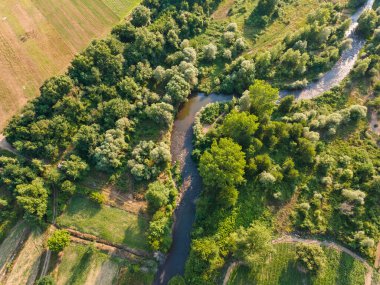 Bulgaristan 'ın Petrich Vadisi' nden geçen Strumeshnitsa nehrinin hava manzarası