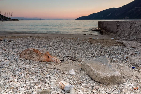 ギリシャのイオニア諸島レフカダ州ヴァシリキ村のビーチでの素晴らしい夕日 — ストック写真