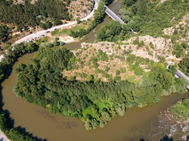 Bulgaristan 'ın Kresna Vadisi' nden geçen Struma Nehri 'nin havadan görüntüsü
