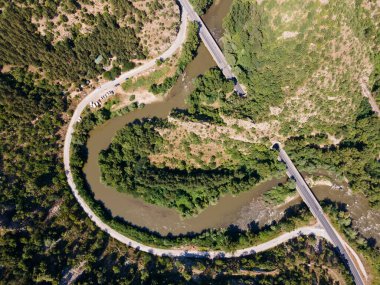 Bulgaristan 'ın Kresna Vadisi' nden geçen Struma Nehri 'nin havadan görüntüsü