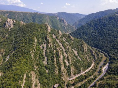 Bulgaristan 'ın Kresna Vadisi' nden geçen Struma Nehri 'nin havadan görüntüsü