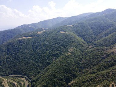 Bulgaristan 'ın Kresna Vadisi' nden geçen Struma Nehri 'nin havadan görüntüsü