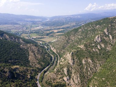 Bulgaristan 'ın Kresna Vadisi' nden geçen Struma Nehri 'nin havadan görüntüsü