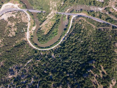 Bulgaristan 'ın Kresna Vadisi' nden geçen Struma Nehri 'nin havadan görüntüsü