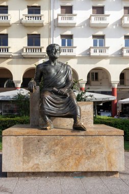 Selanik, Yunanistan - 22 Eylül 2019: Yunanistan 'ın Orta Makedonya kentindeki Aristo Meydanı' nda Aristo Heykeli