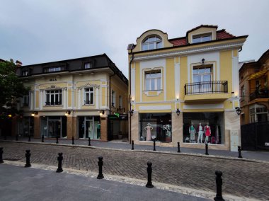 PLOVDIV, BULGARIA - 18 Mayıs 2020: Bulgaristan 'ın Filibe kentindeki Tipik Sokak ve evler