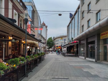 PLOVDIV, BULGARIA - 18 Mayıs 2020: Bulgaristan 'ın Filibe kentindeki Tipik Sokak ve evler