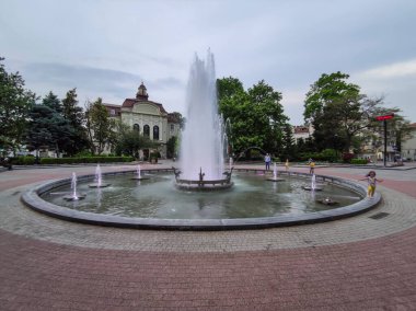 PLOVDIV, BULGARIA - 18 Mayıs 2020: Bulgaristan 'ın Filibe kentindeki belediye binasının önündeki çeşme