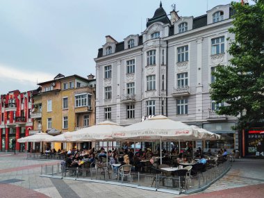 PLOVDIV, BULGARIA - 18 Mayıs 2020: Bulgaristan 'ın Plovdiv kentinde Glavnata olarak bildiğim Knyaz Alexander caddesi