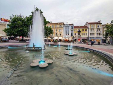 PLOVDIV, BULGARIA - 18 Mayıs 2020: Bulgaristan 'ın Filibe kentindeki belediye binasının önündeki çeşme