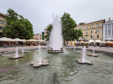 PLOVDIV, BULGARIA - 18 Mayıs 2020: Bulgaristan 'ın Filibe kentindeki belediye binasının önündeki çeşme