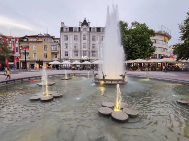 PLOVDIV, BULGARIA - 18 Mayıs 2020: Bulgaristan 'ın Filibe kentindeki belediye binasının önündeki çeşme