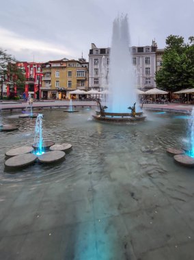 PLOVDIV, BULGARIA - 18 Mayıs 2020: Bulgaristan 'ın Filibe kentindeki belediye binasının önündeki çeşme
