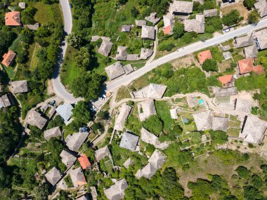 Bulgaristan 'ın Blagoevgrad bölgesindeki Otantik 19. yüzyıl evleriyle Leshten Köyü' nün havadan görünüşü