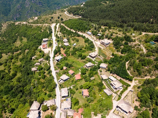 保加利亚Blagoevgrad地区Leshten村有19世纪真正住房的空中景观 — 图库照片