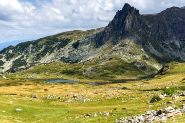 The Seven Rila Lakes, Rila Mountain, Bulgaristan 'daki İkiz Göl' ün muhteşem manzarası