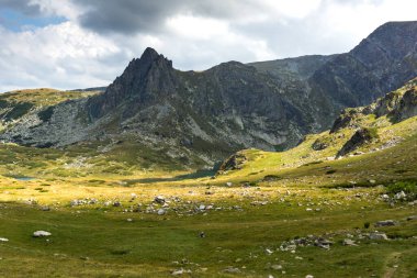 The Seven Rila Lakes, Rila Mountain, Bulgaristan 'daki İkiz Göl' ün muhteşem manzarası