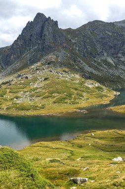 The Seven Rila Lakes, Rila Mountain, Bulgaristan 'daki İkiz Göl' ün muhteşem manzarası