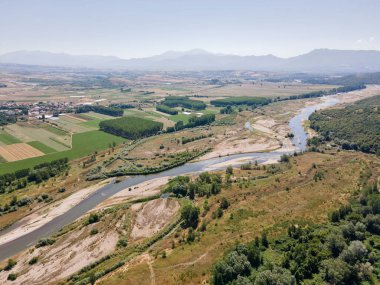 Bulgaristan 'ın Petrich vadisinden geçen Struma nehrinin hava manzarası