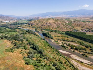 Bulgaristan 'ın Petrich vadisinden geçen Struma nehrinin hava manzarası