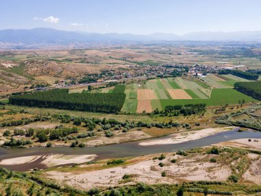 Bulgaristan 'ın Petrich vadisinden geçen Struma nehrinin hava manzarası