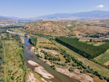 Bulgaristan 'ın Petrich vadisinden geçen Struma nehrinin hava manzarası