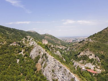 Bulgaristan 'ın Ortaçağ Asen Kalesi, Asenovgrad, Filibe Bölgesi' nin hava manzarası