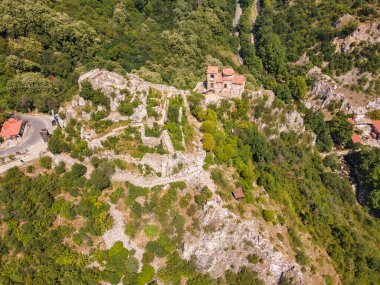 Bulgaristan 'ın Ortaçağ Asen Kalesi, Asenovgrad, Filibe Bölgesi' nin hava manzarası