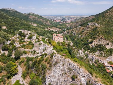 Bulgaristan 'ın Ortaçağ Asen Kalesi, Asenovgrad, Filibe Bölgesi' nin hava manzarası